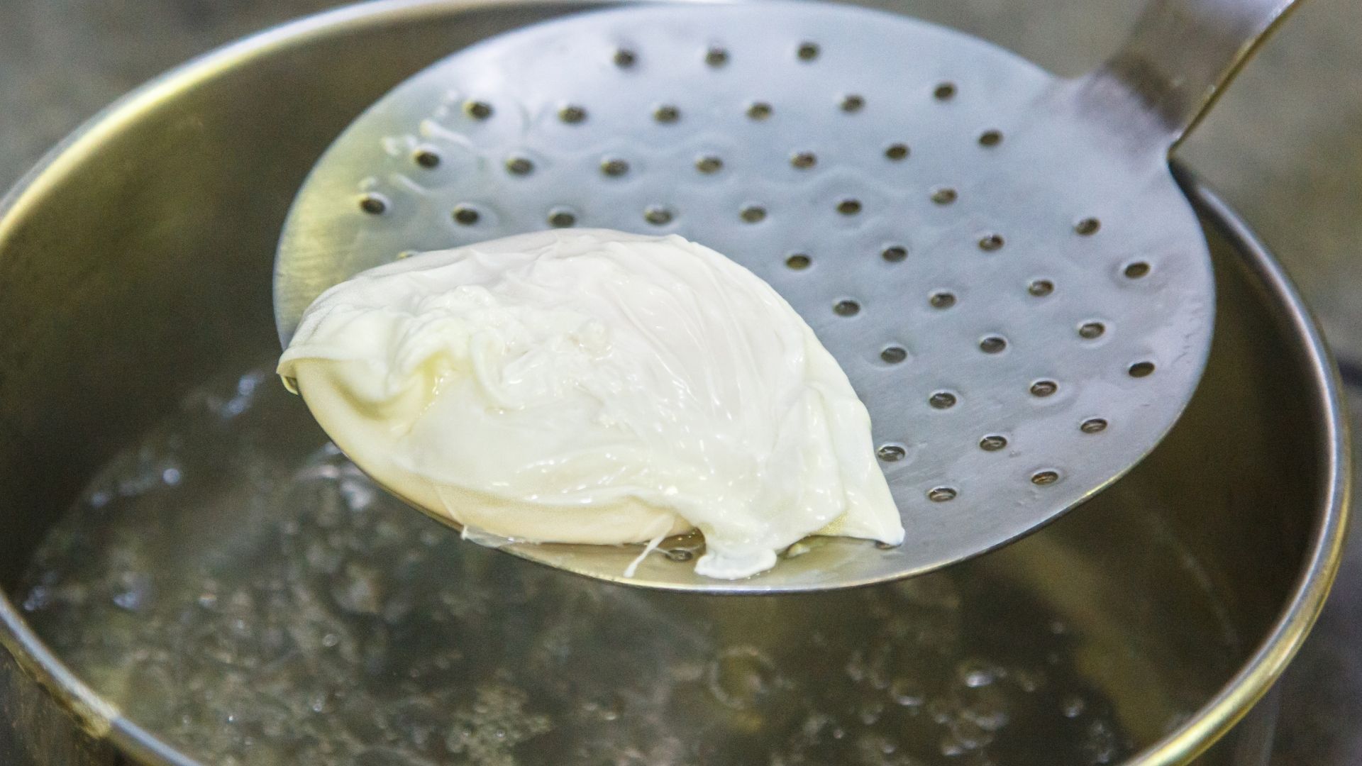 Poaching egg in Water